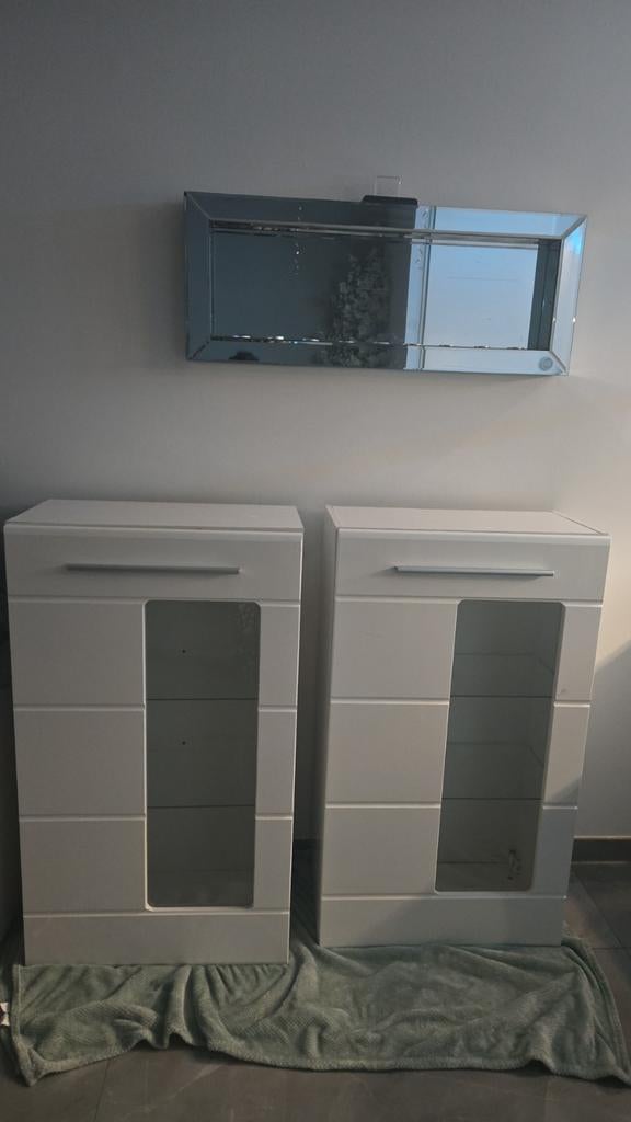 2 hoogglans witte vitrinekasten met glazen inleg planken, Huis en Inrichting, Kasten | Vitrinekasten, Zo goed als nieuw, 100 tot 150 cm