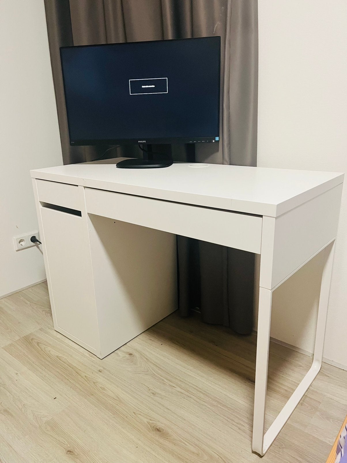 Philips 27” Full HD IPS Monitor with computer table, IPS, Full HD, Zo goed als nieuw, VGA