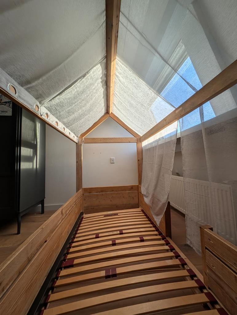 Uniek huisjesbed van steigerhout - Kinderbed, 85 tot 100 cm, Gebruikt, Ophalen of Verzenden, Lattenbodem