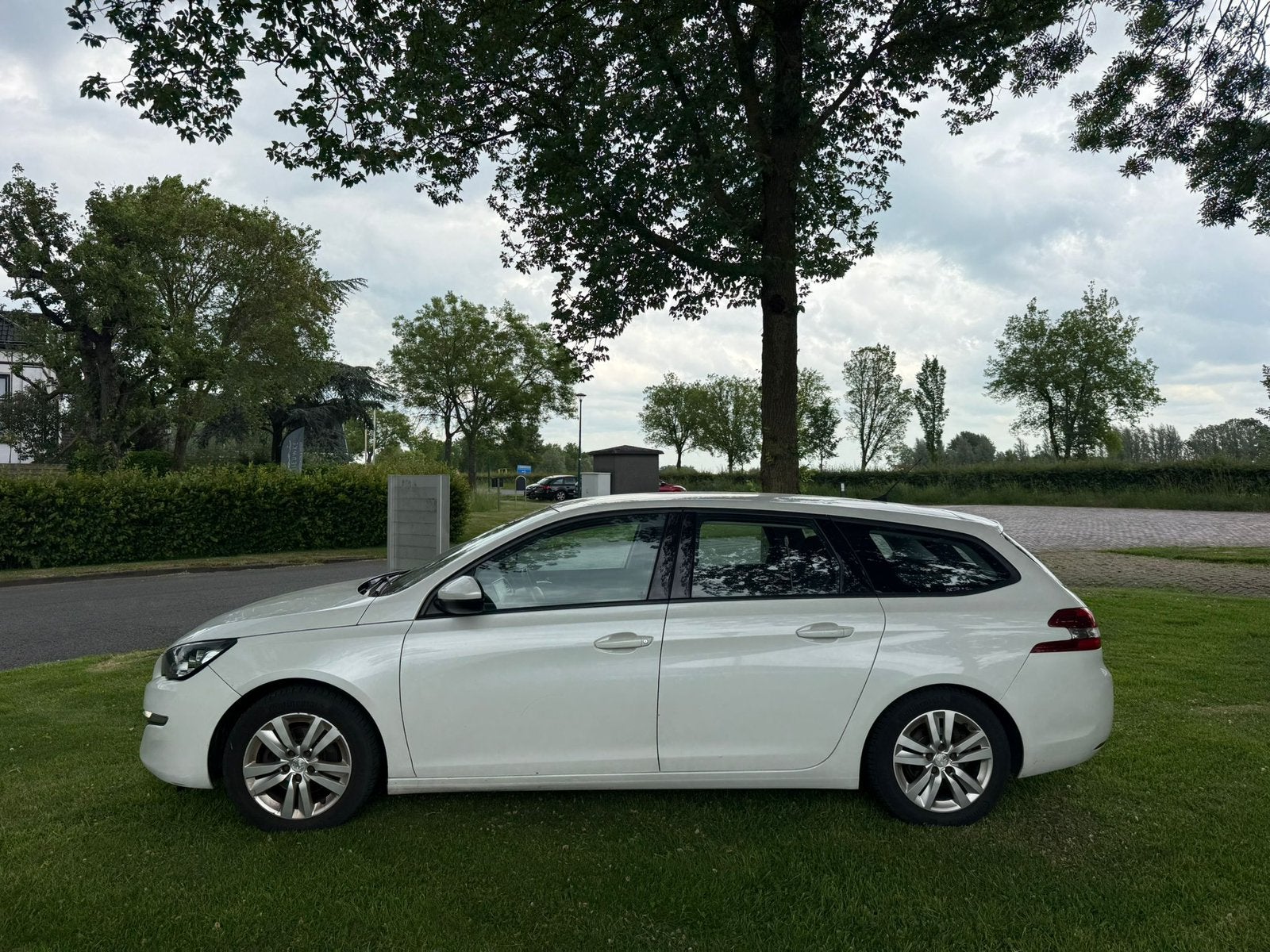 Peugeot 308 1.6 E-hdi 88 KW SW Clima navi trekhaak, Auto's, Peugeot, Voorwielaandrijving, Stof, 4 cilinders, Wit