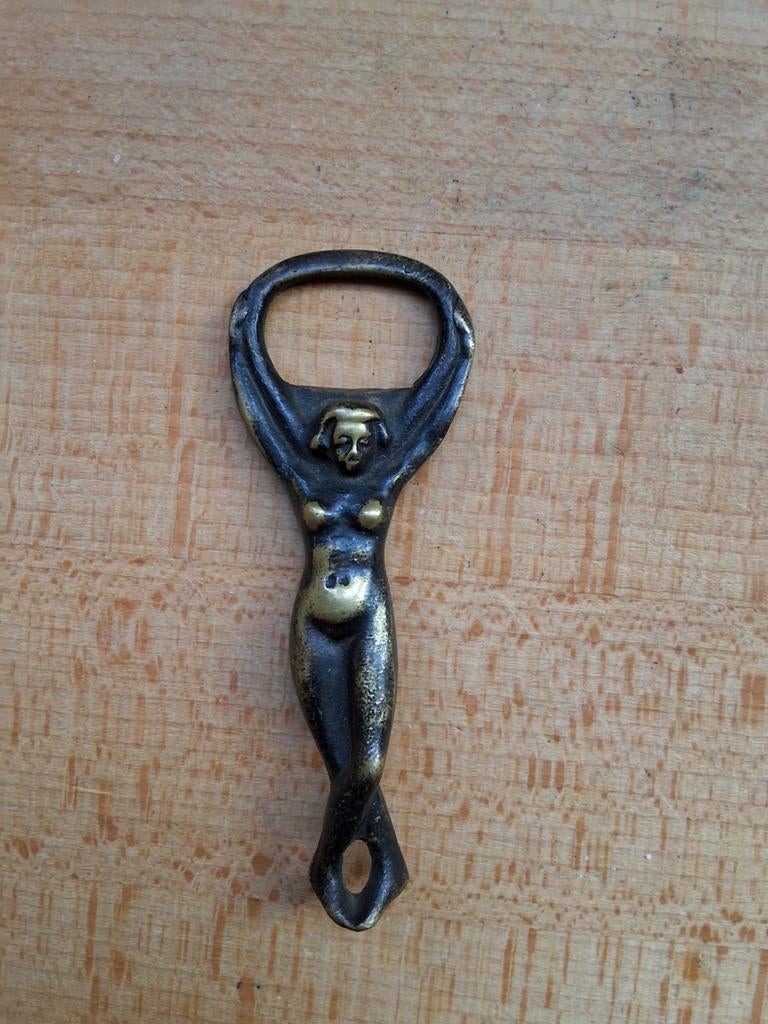 Vintage brons flesopener de vorm van een vrouw fles opener, Ophalen of Verzenden