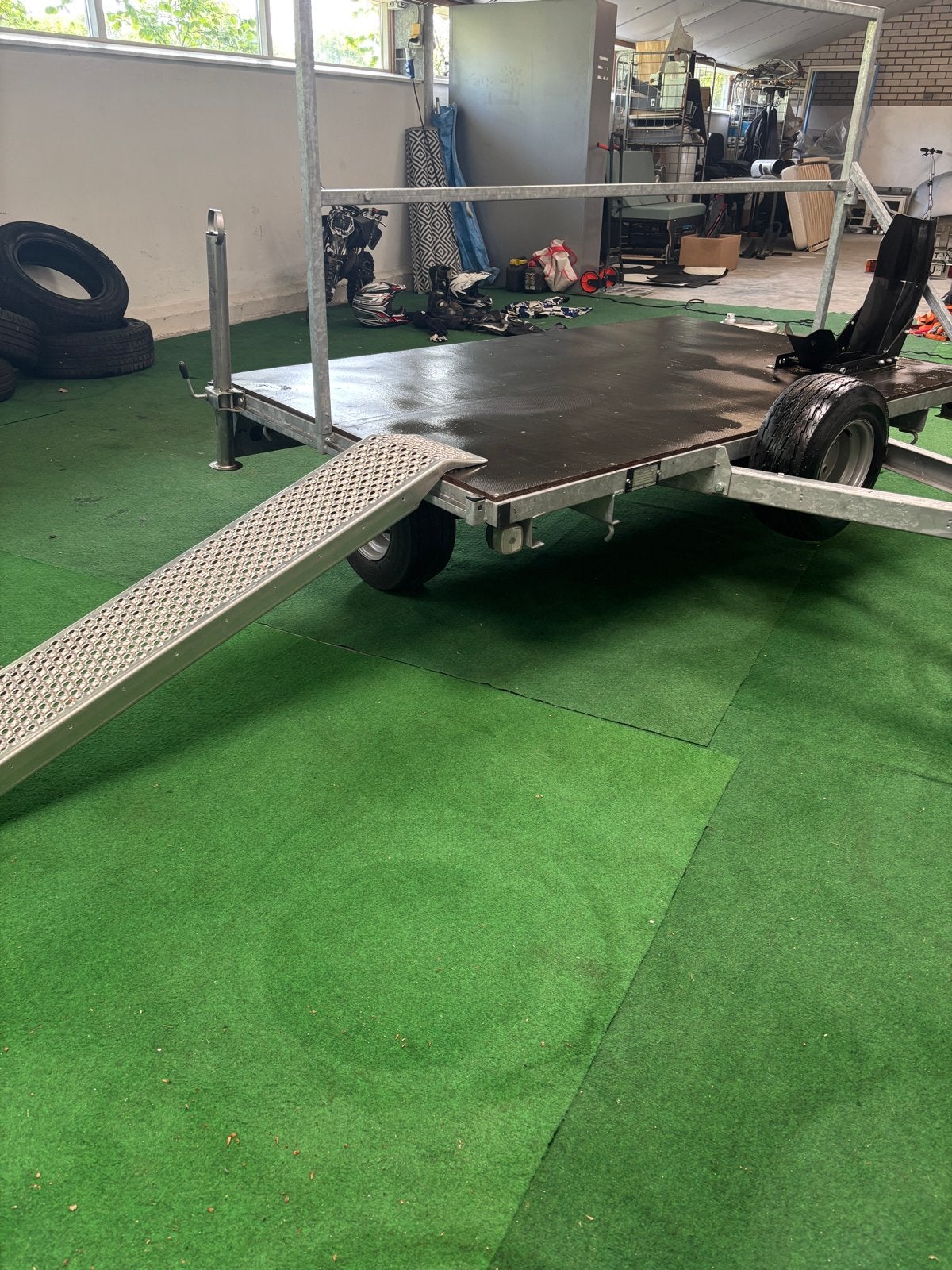 Compacte Motortrailer voor Camper met oprijgoot en inrijklem, Ophalen, Straat, 1@2.nl, Hulleman