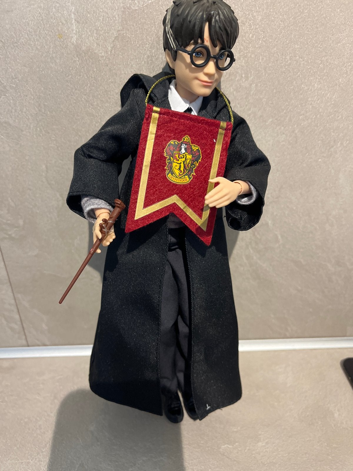 Harry Potter pop met toverstaf en Gryffindor vlag, Ophalen of Verzenden, Nieuw, Overige typen
