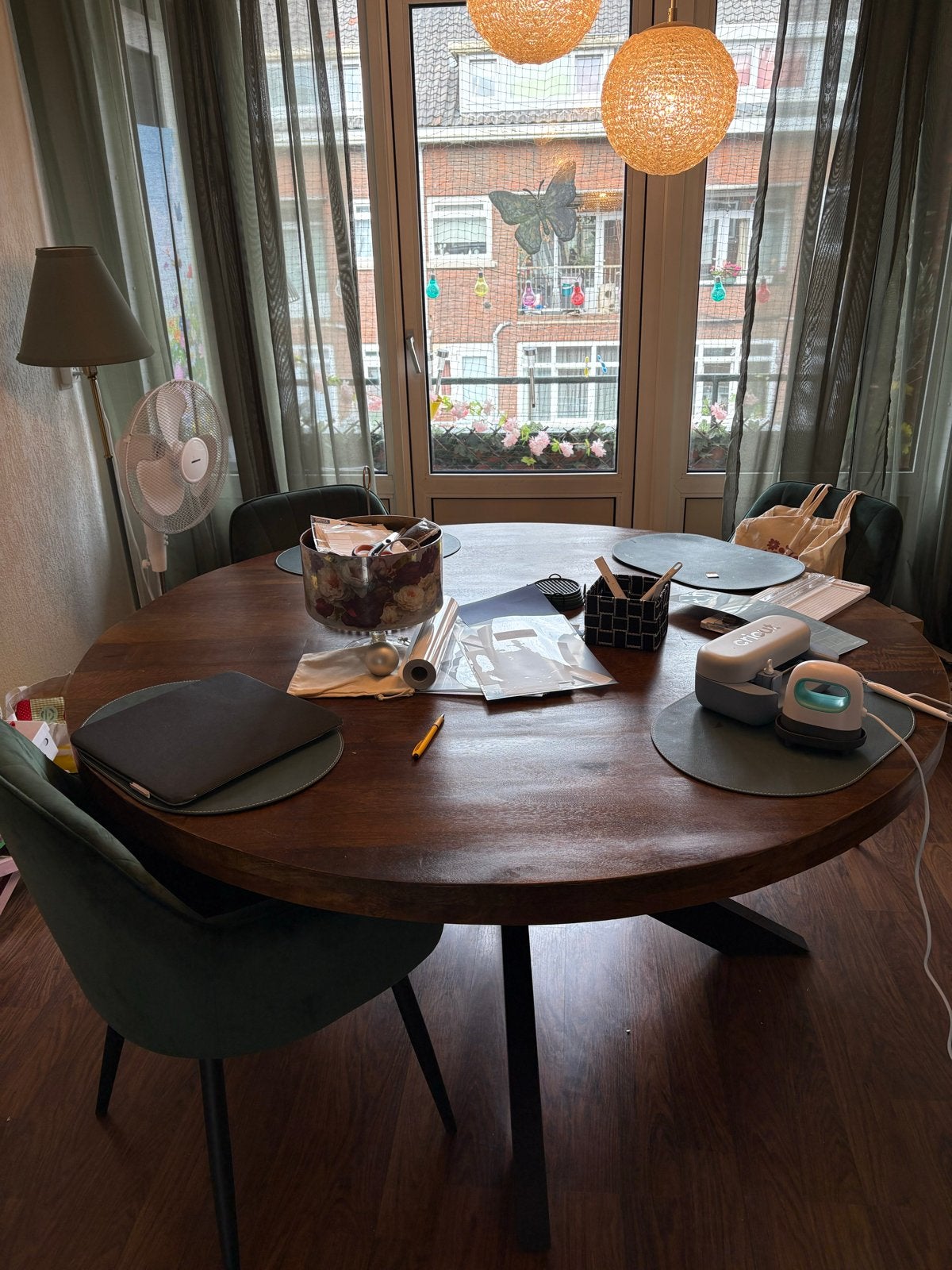 Z.g.a.n. Mango walnoot eettafel (150cm) met 4 velvet stoelen, Huis en Inrichting, Tafels | Eettafels, 150 tot 200 cm, Rond, Ophalen of Verzenden