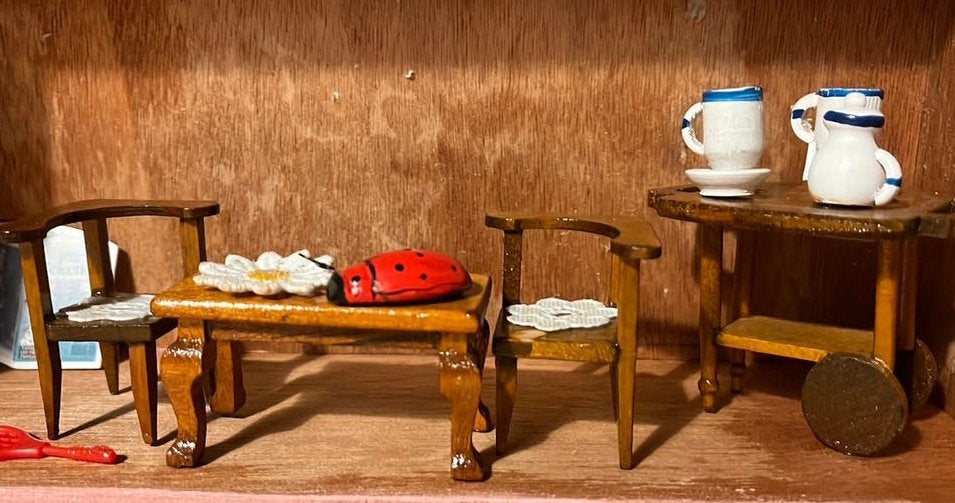 Kleine maat poppenhuis spulletjes stoeltjes tafel theewagen, Ophalen of Verzenden, Gebruikt, Poppenhuis