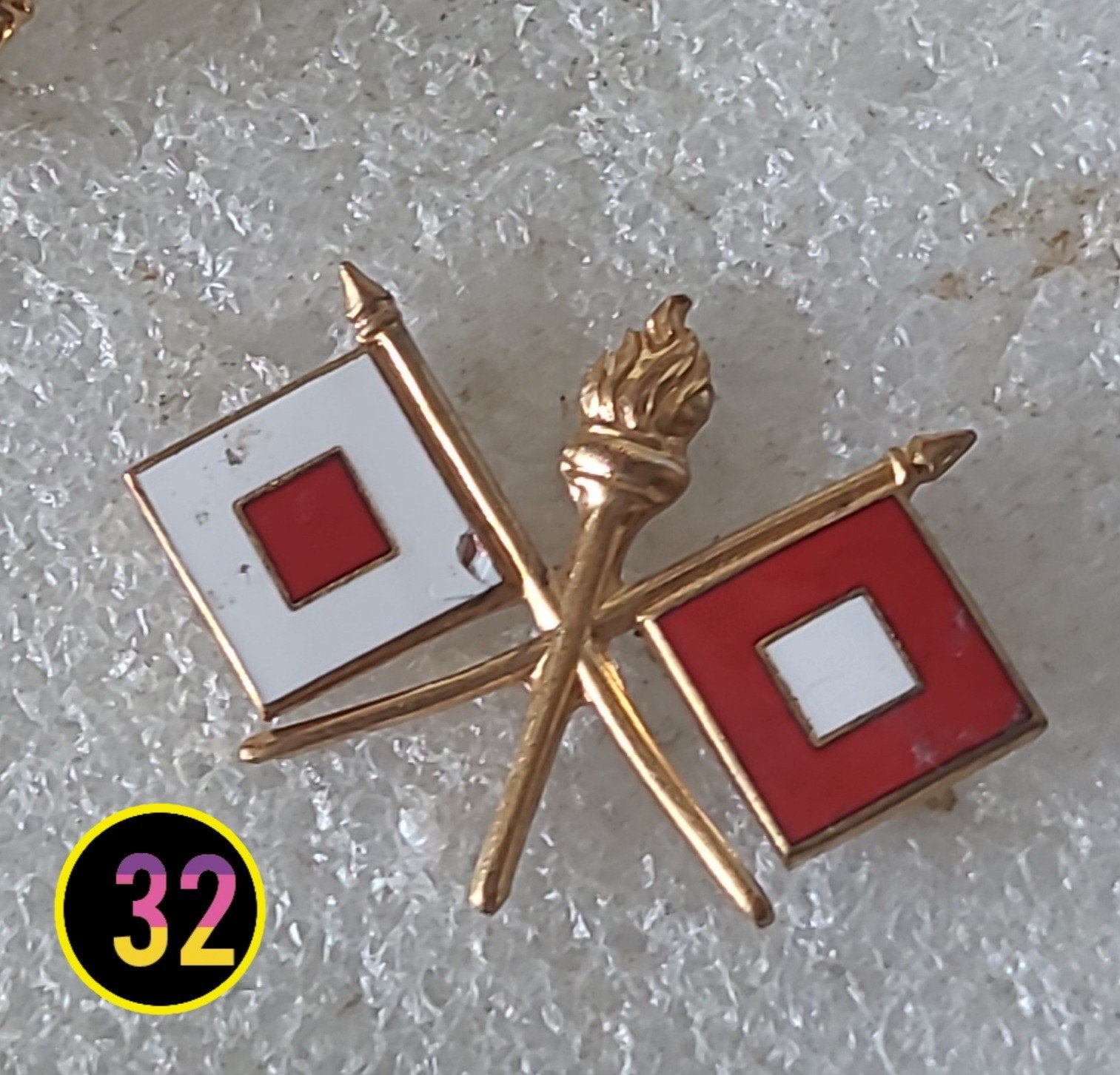 Vintage Pin: Gekruiste Vlaggen en Fakkel, Verzamelen, Verzenden, Gebruikt, Overige onderwerpen, Speldje of Pin