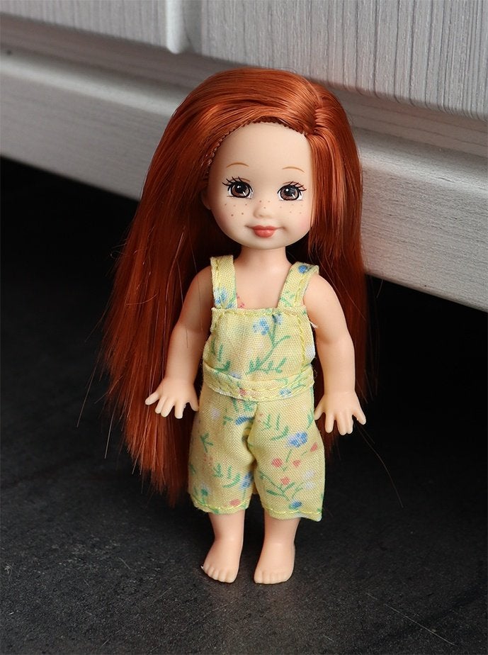 Barbie kleding nieuw - Tuinbroek voor Shelly Kelly - geel, Ophalen of Verzenden, Nieuw, Barbie