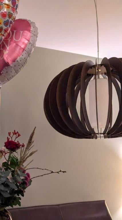 Leuke lamp met houten baleinen.  Doorsnee 60 cm, Huis en Inrichting, Lampen | Hanglampen, Ophalen of Verzenden, 50 tot 75 cm
