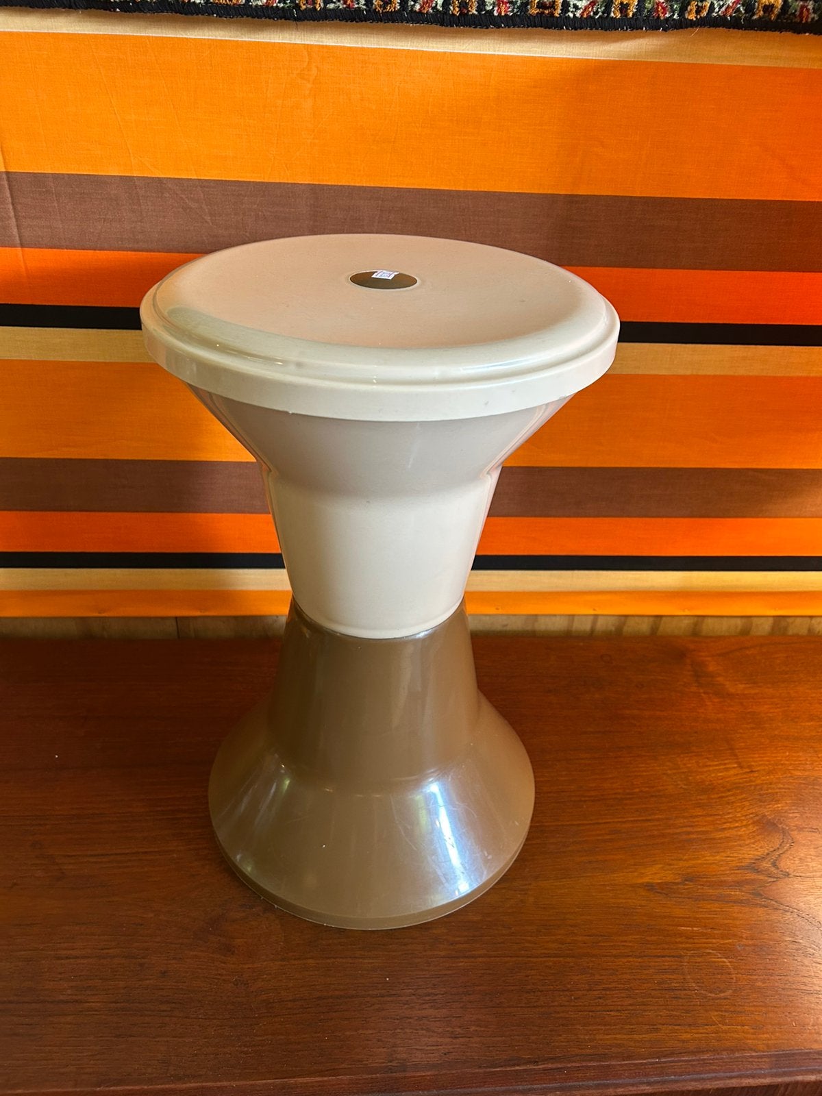 Vintage jaren 70 beige bruine kunststof kruk, Kunststof, ?, Zo goed als nieuw, ?