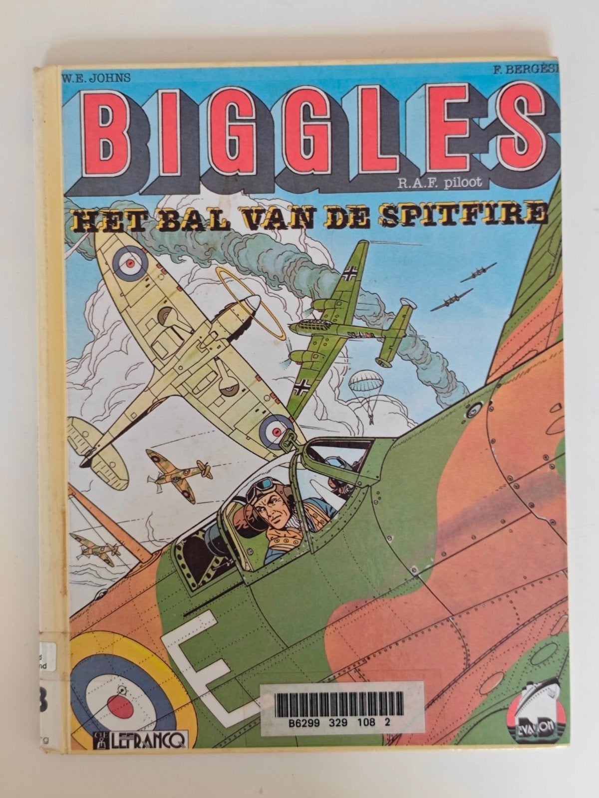 Biggles R.A.F. piloot - Het bal van de Spitfire, Eén stripboek, Ophalen of Verzenden, Gelezen, W.E. Johns, F. Bergese