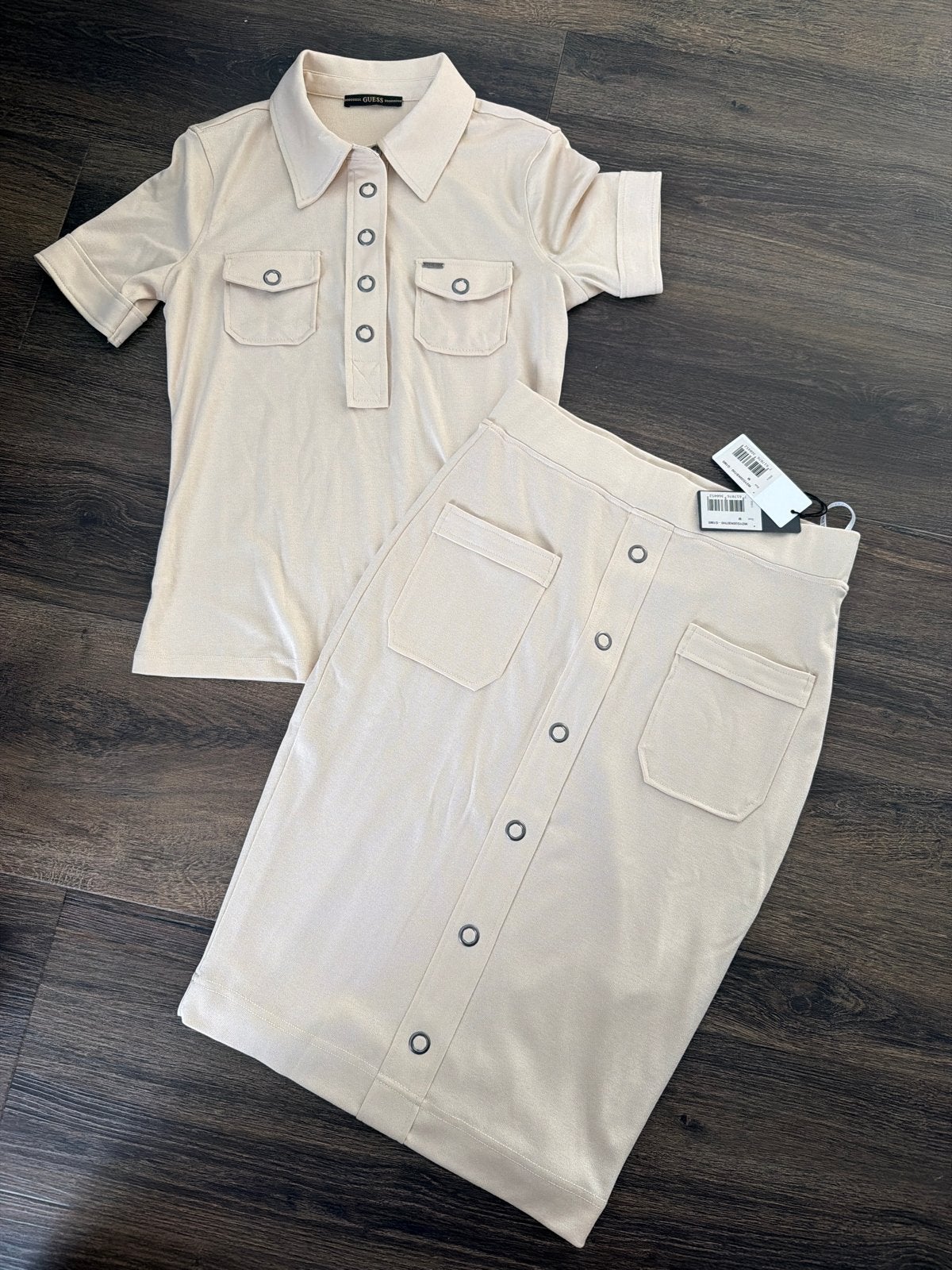 Guess tweedelige set: polo en kokerrok - Nieuw met kaartjes, Maat 38/40 (M), Verzenden, Beige, Nieuw