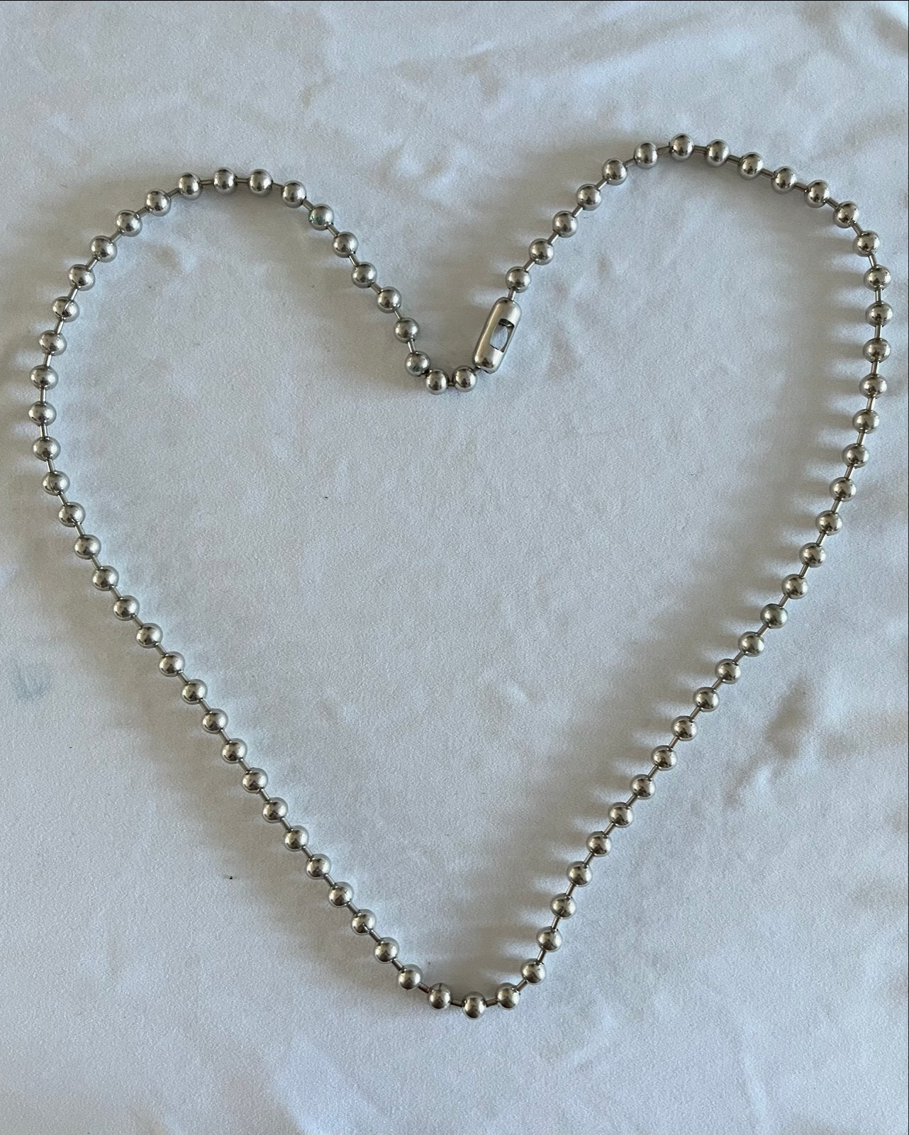 Zilverkleurige ketting met bolletjes €1, Ophalen of Verzenden, Gebruikt, Zilver, Overige materialen