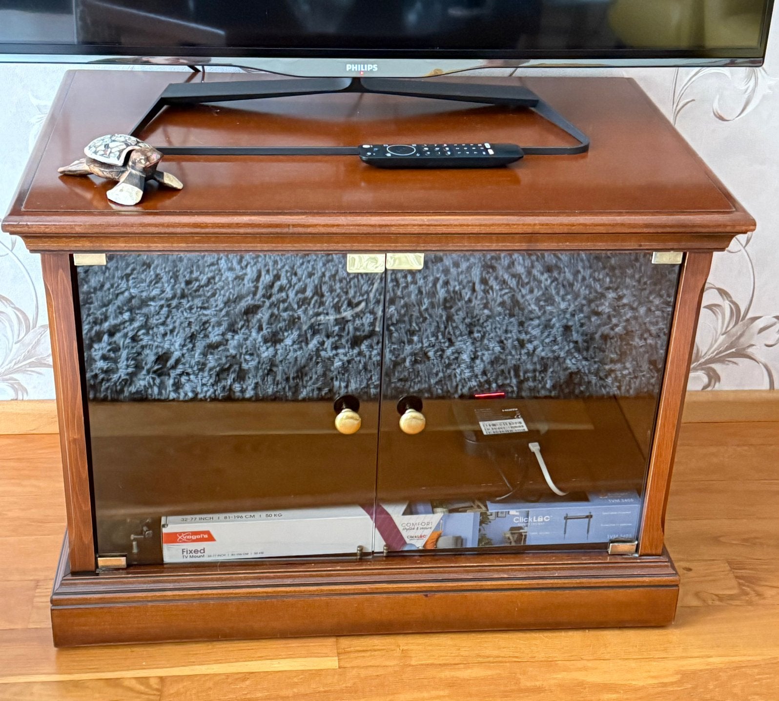 Gratis af te halen een houten tv-kastje met glazen deurtjes, Audio, Tv en Foto, Ophalen, Gebruikt