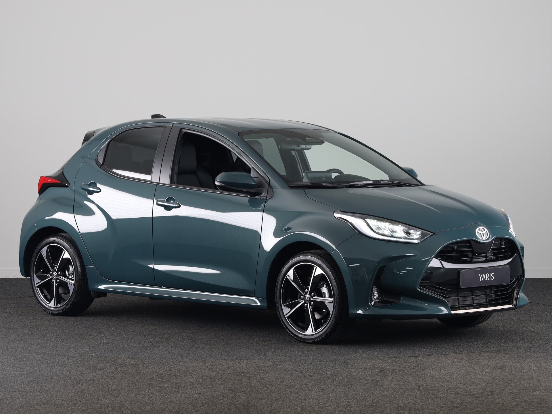 Toyota Yaris 1.5 Hybrid 130 Executive | Apple CarPlay / Andr, Auto's, Zwart, Nieuw, Hybride Elektrisch/Benzine, 3 cilinders