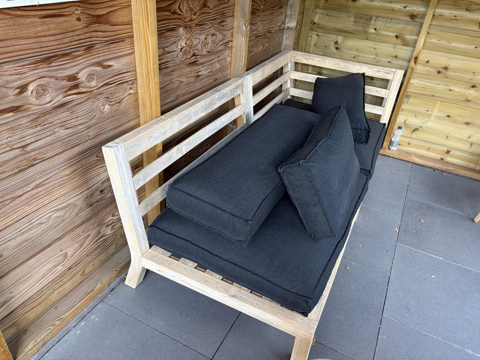 Houten loungeset met zearte kussens. Wakefield karwei., Ophalen, 4 zitplaatsen, Gebruikt, Loungeset
