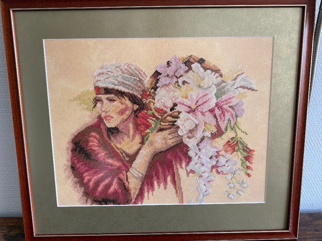 Geborduurd schilderij vrouw met lelies, ingelijst, Huis en Inrichting, Oorspronkelijke maker, Ophalen of Verzenden, Zo goed als nieuw