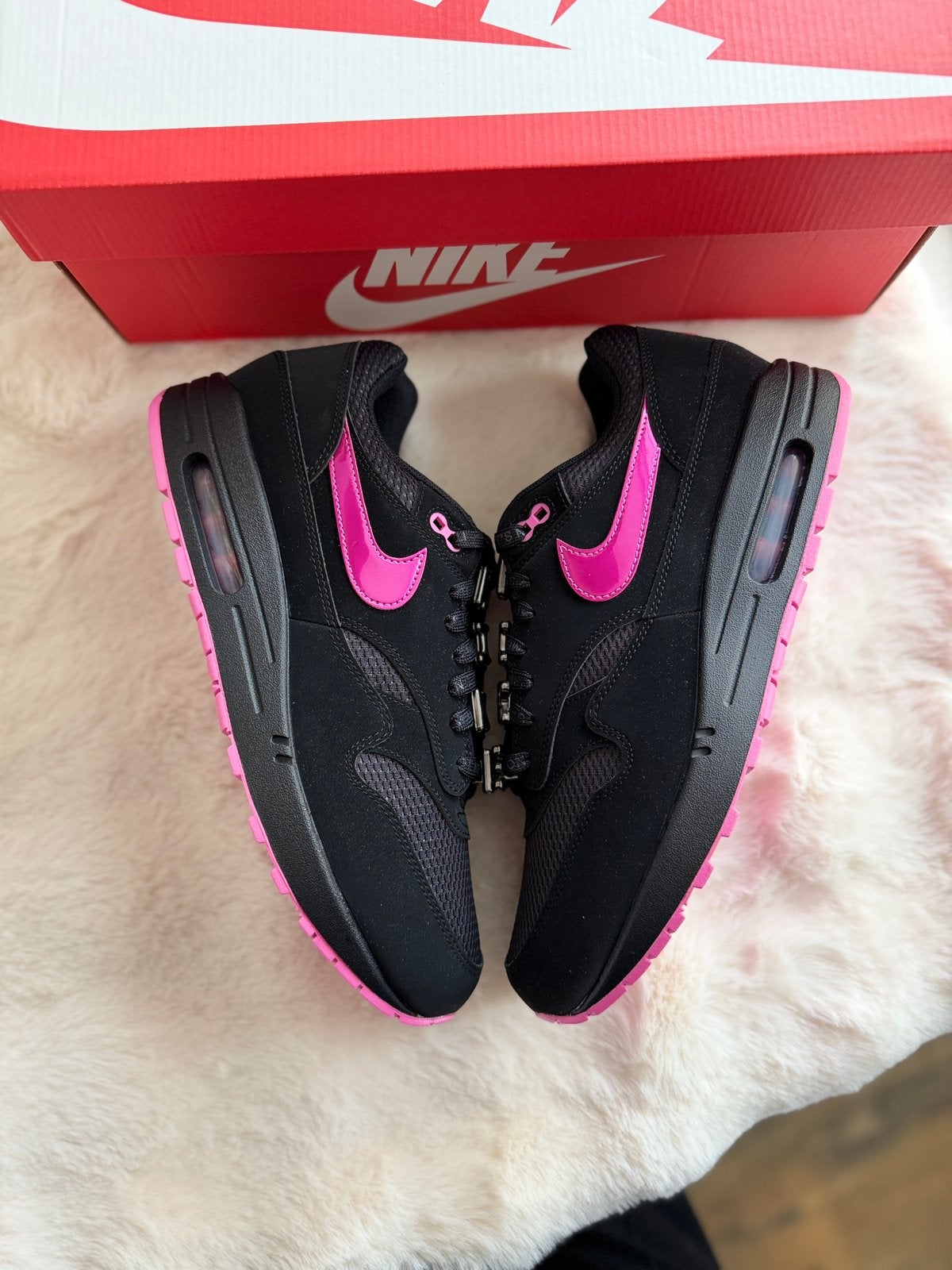 Nike Air Max 1 Zwart Roze Rood EU 46 AirMax One 90 n, Overige kleuren, Nieuw, Ophalen of Verzenden, Sneakers of Gympen
