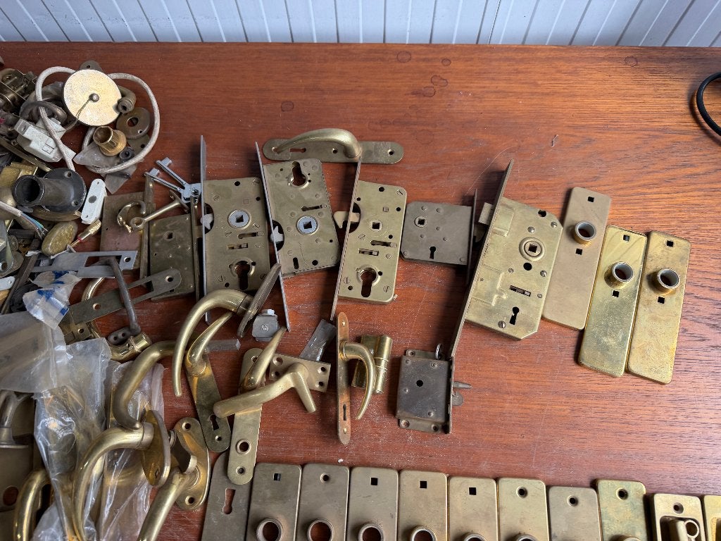 Ruim 20 KG bronzen / messing deurbeslag en kleine toebehoren, Ophalen of Verzenden, Gebruikt, Overige typen