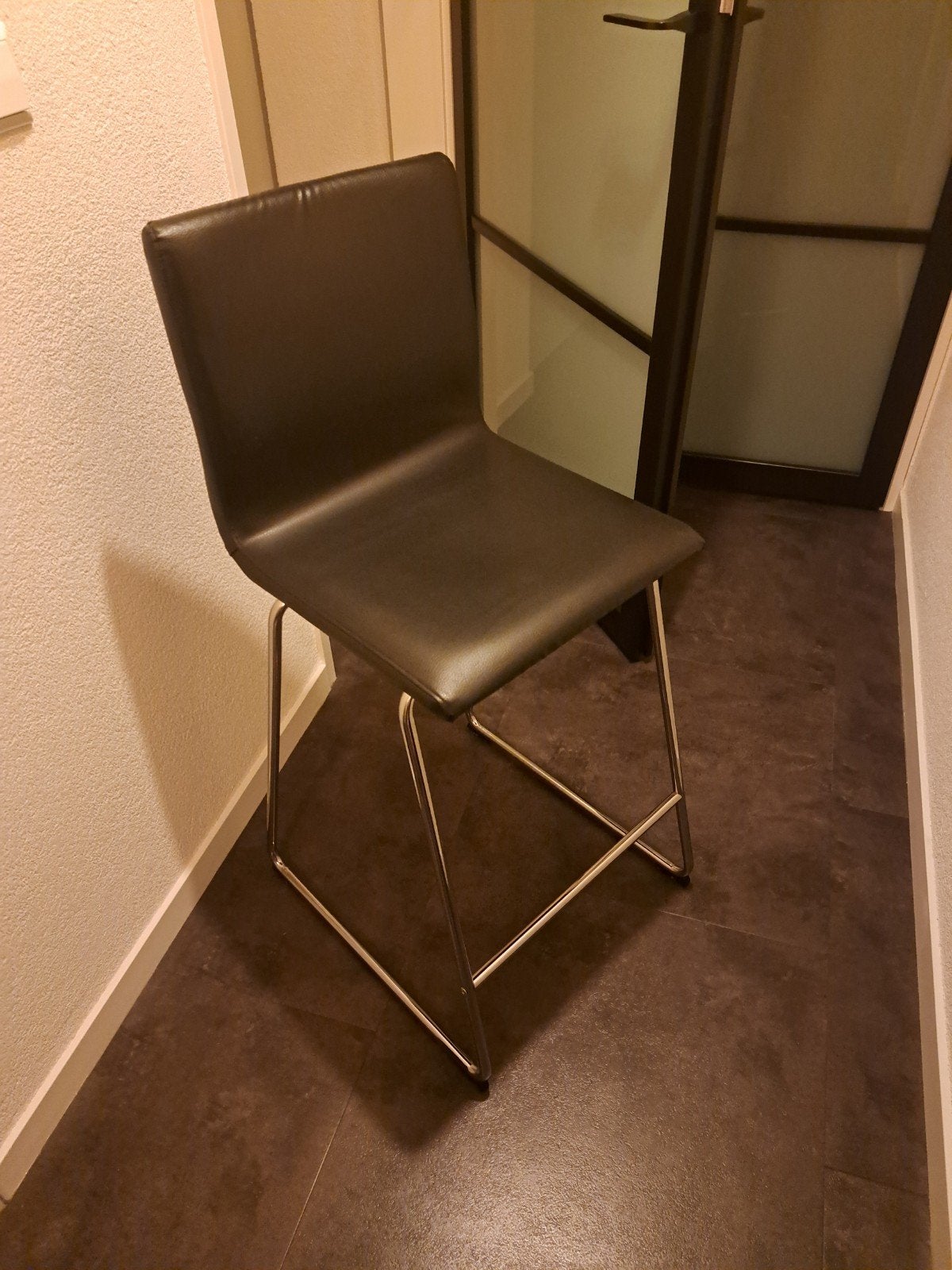 barkruk zwart leder met chroom onderstel, 1 kruk, Ophalen, Zo goed als nieuw, 60 tot 90 cm