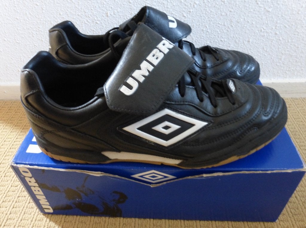 Umbro Strike Indoor Voetbalschoenen Maat 44 Zwart, Ophalen of Verzenden, Zo goed als nieuw, Umbro, Sportschoenen