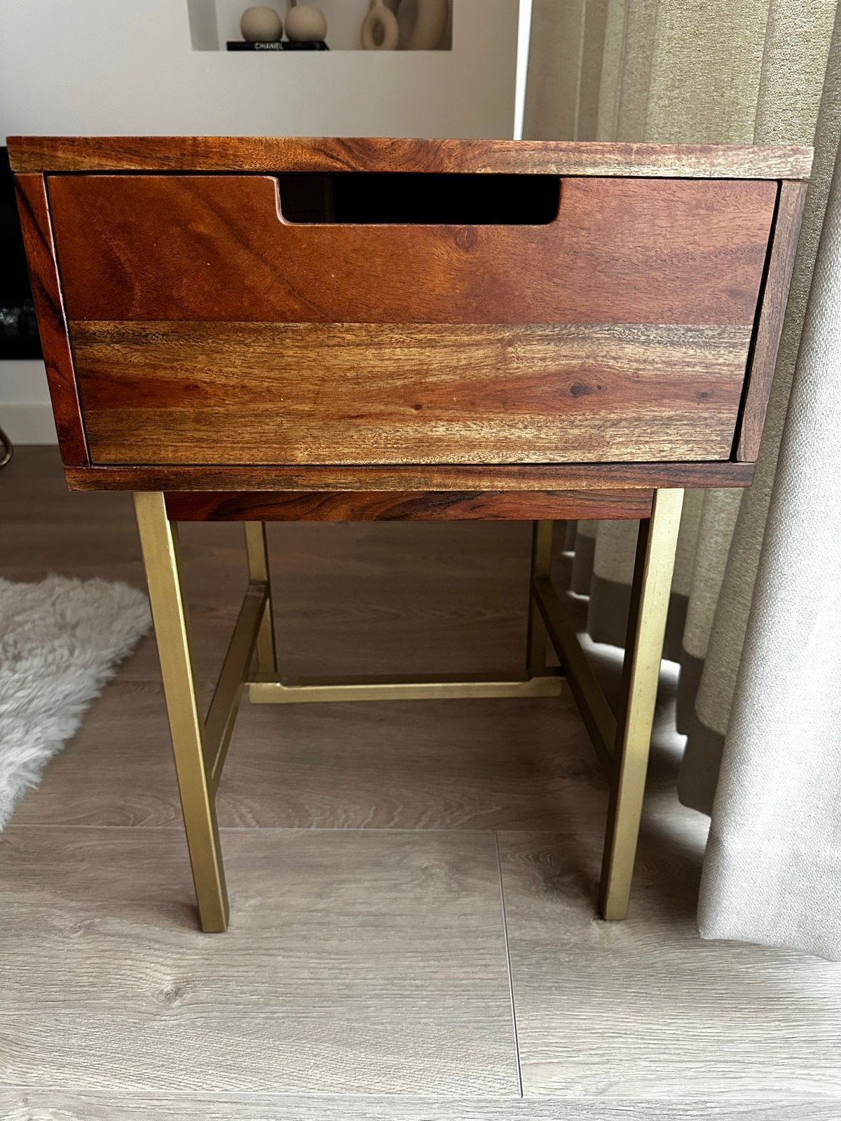 Nachtkastje met lade en gouden poten, Ophalen, Minder dan 55 cm, Zo goed als nieuw, 60 cm of meer