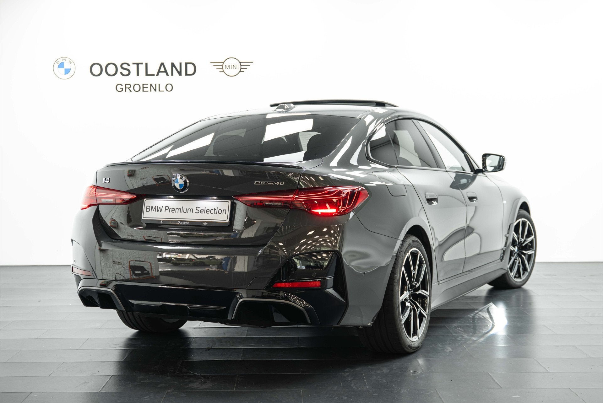 BMW i4 eDrive40 M Sport / Schuif-kanteldak / Comfort Access, Auto's, Achterwielaandrijving, Gebruikt, Zwart, Met garantie (alle)