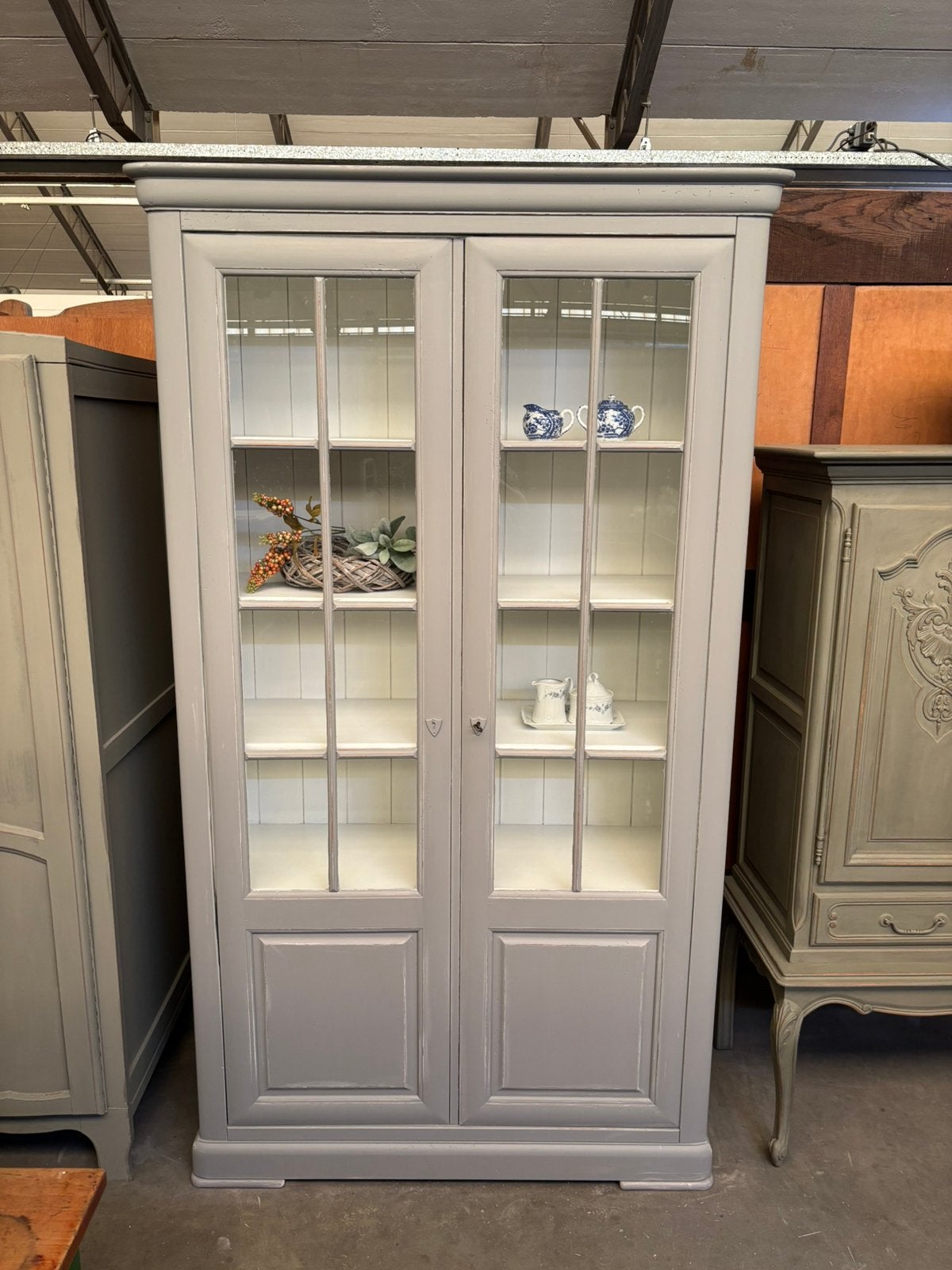 Brocante vitrinekast / buffetkast, Ophalen, Studio Larilo, Met deur(en), 100 tot 150 cm