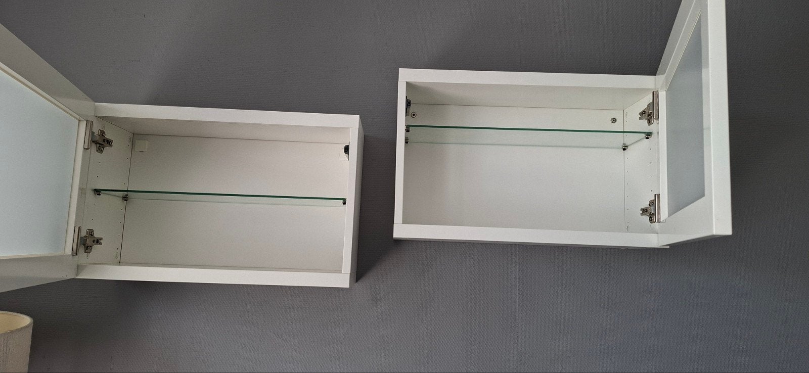 2 witte IKEA hangkastjes met glazen plankjes, Ophalen of Verzenden, Gebruikt