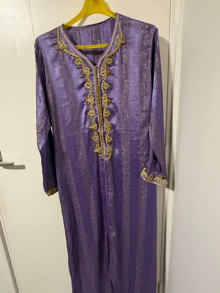 Prachtige paarse Marokkaanse Kaftan met gouden borduursels, Maat 38/40 (M), Overige typen, Paars, Ophalen of Verzenden