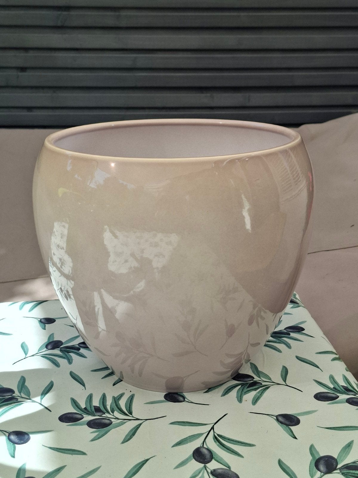 Glanzende bloempot keramiek Beige/Lichtroze 24x24, Ophalen, Rond, Binnen, Zo goed als nieuw