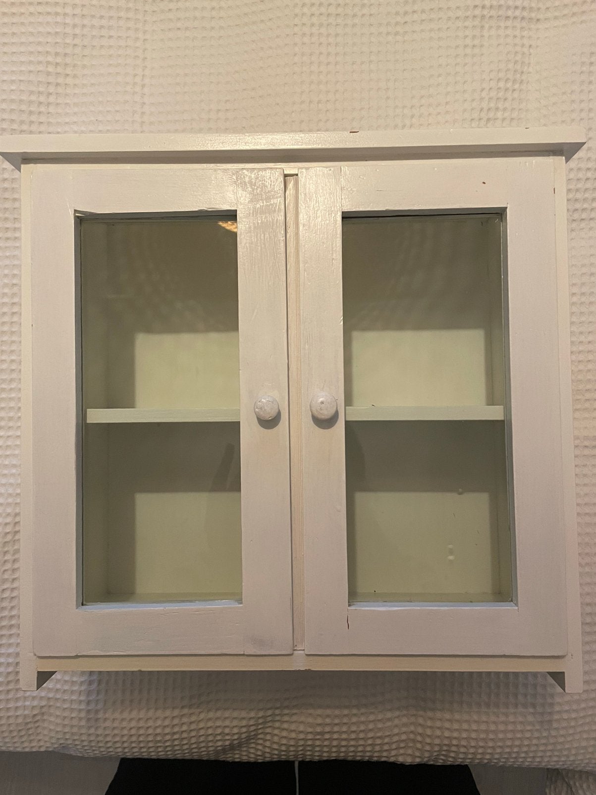 Wit vitrinekastje met glazen deuren, Ophalen, Gebruikt, 50 tot 100 cm, Minder dan 100 cm