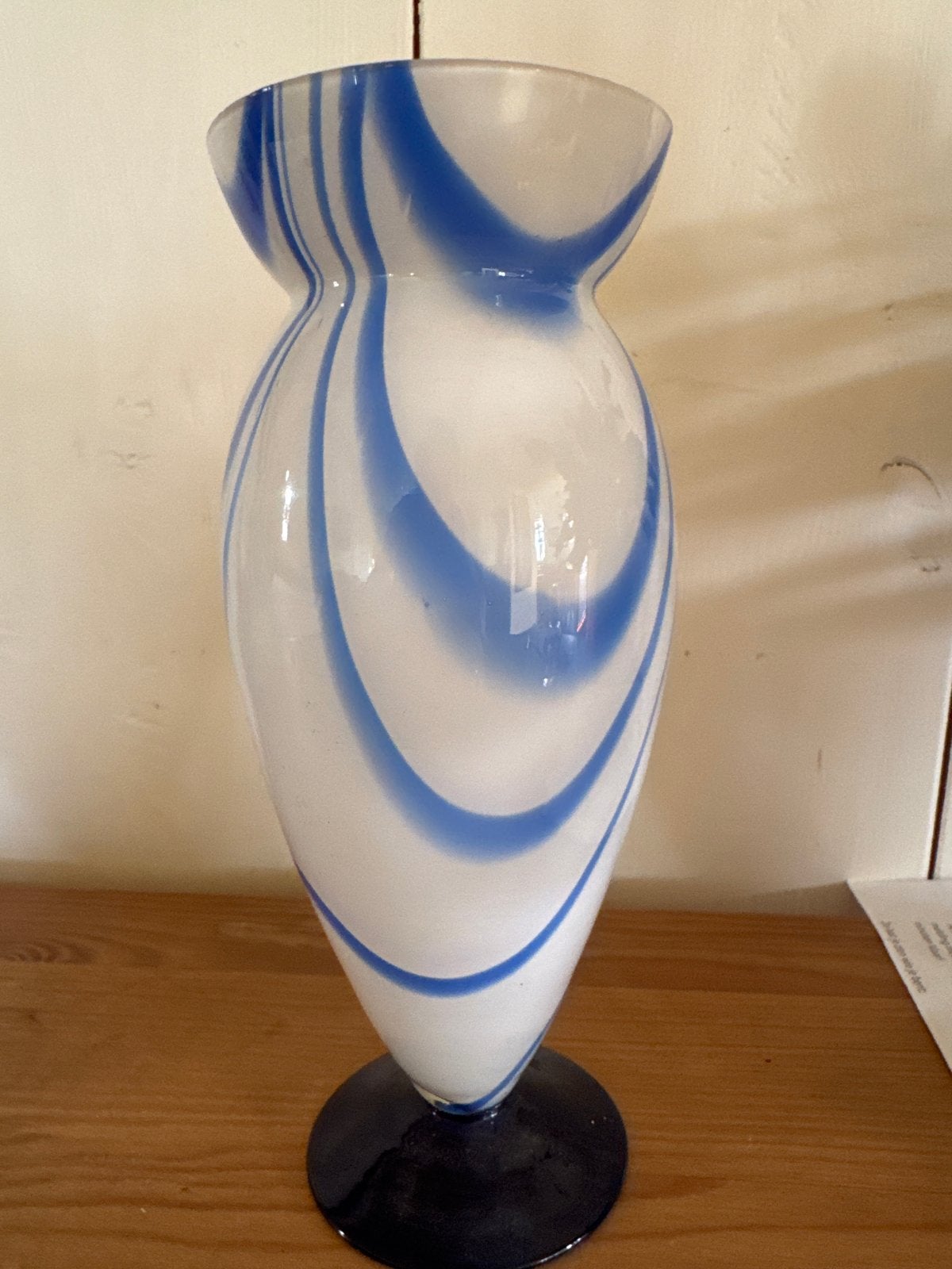 Decoratieve vaas met blauw-witte spiraalpatroon, Antiek en Kunst, Ophalen of Verzenden
