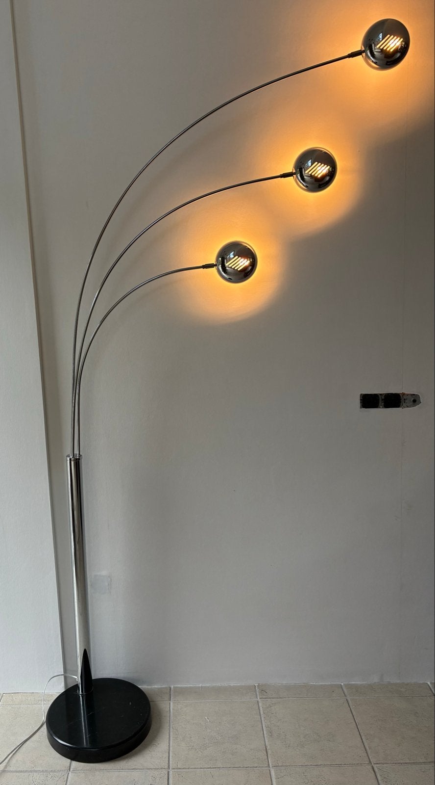 Moderne booglamp met 3 bollen - Chroom en marmer, Ophalen, Gebruikt, 200 cm of meer, E14 (klein)