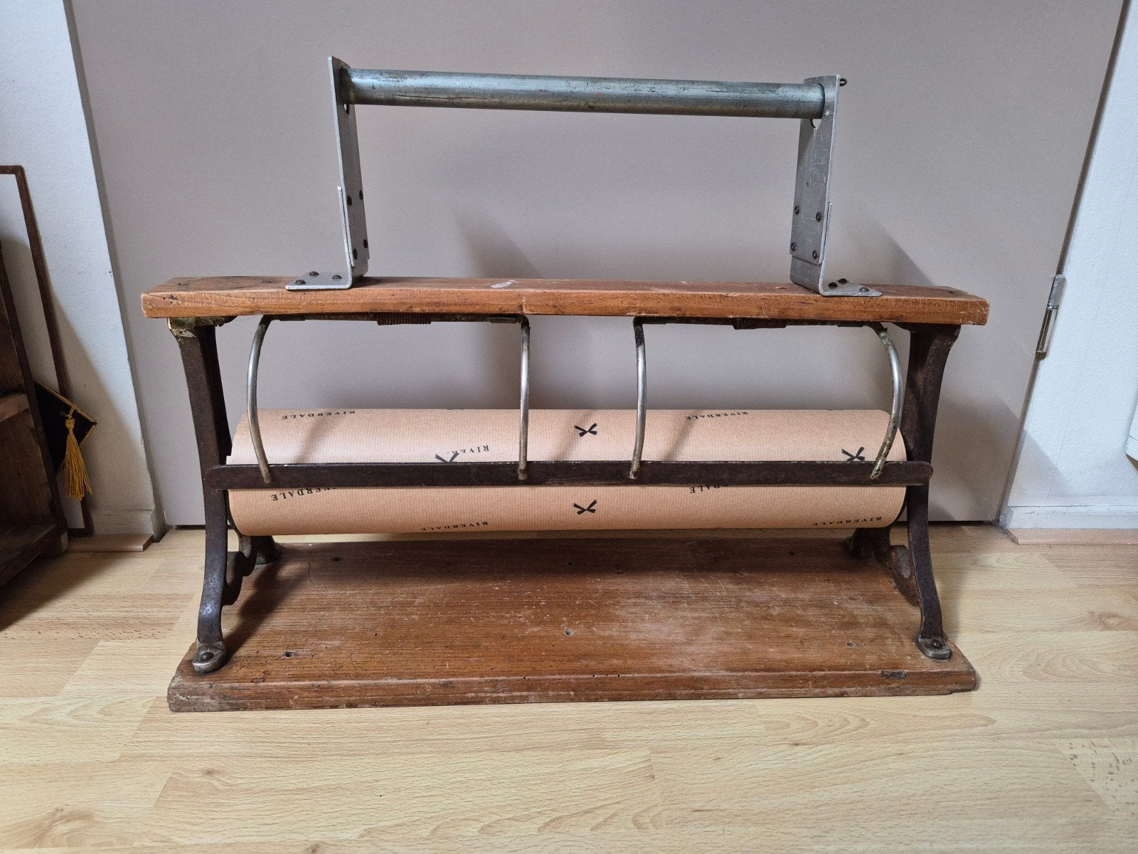 Houten vintage papier-rol-houder, Ophalen