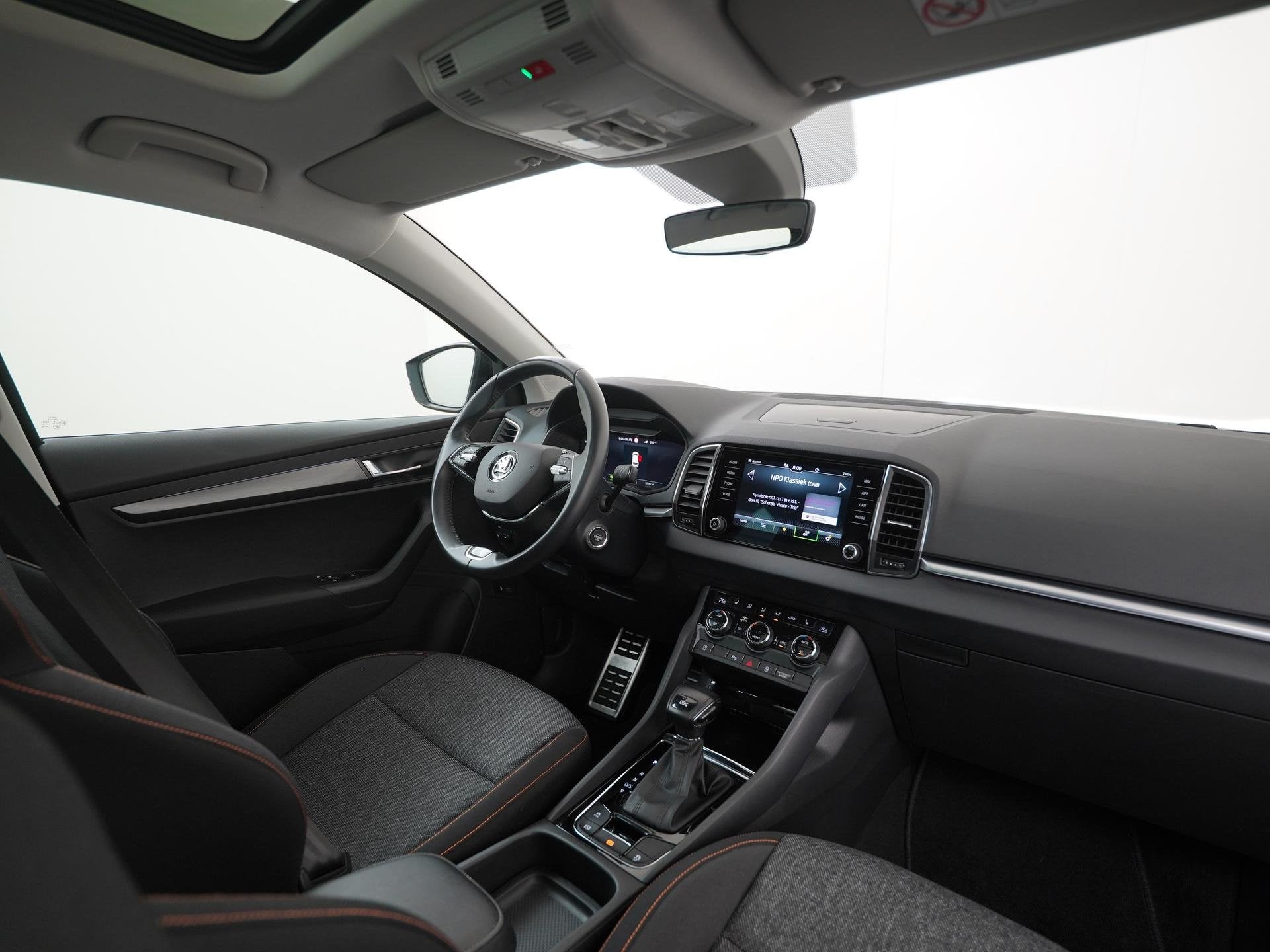 Skoda Karoq 1.5 TSI ACT Clever DSG | Panoramadak | DCC Adapt, Auto's, Stof, 4 cilinders, Zwart, Karoq