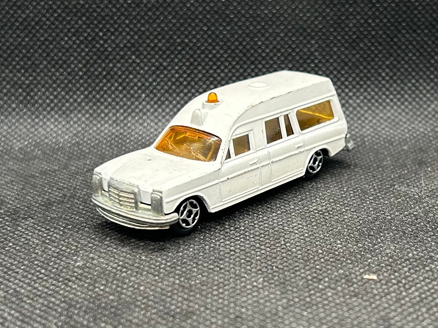 Norev Mercedes Binz Ambulance 1:64, Ophalen of Verzenden, Zo goed als nieuw, Auto