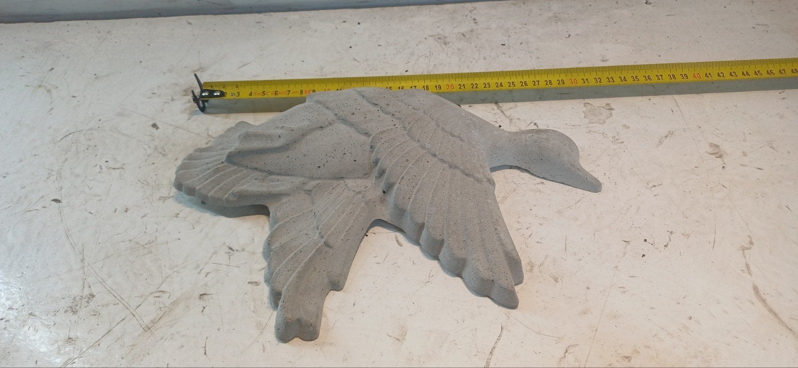 Betonnen eend tuinbeeld - Vliegende eend, Ophalen of Verzenden, Gebruikt, Beton, Dierenbeeld