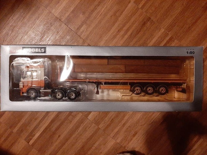 WSI DAF XF Super Space Cab 6x2 Twin Steer + Flat Bed Trailer, Ophalen of Verzenden, Zo goed als nieuw, Bus of Vrachtwagen, Wsi