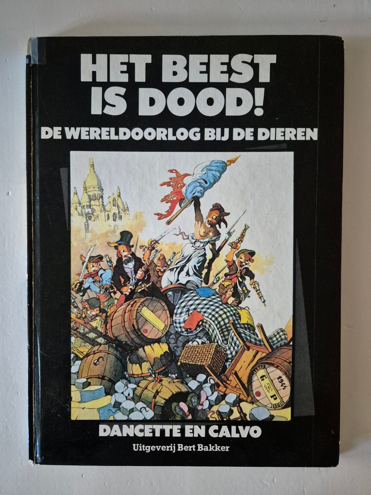 Het Beest is Dood! De Wereldoorlog bij de Dieren - Dancette, Eén stripboek, Ophalen of Verzenden, Gelezen, Dancette en Calvo