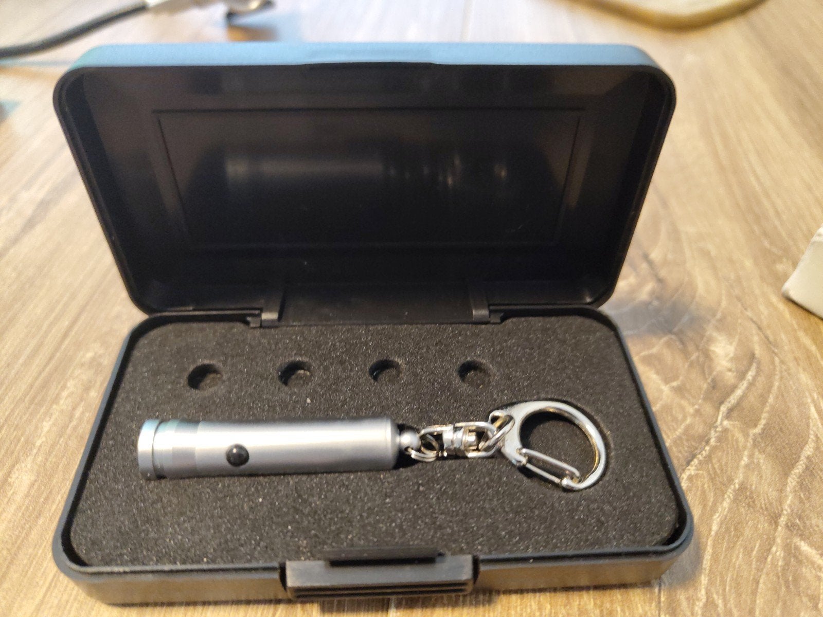Compacte LED Zaklamp Sleutelhanger, Ophalen of Verzenden, Zo goed als nieuw, Batterij