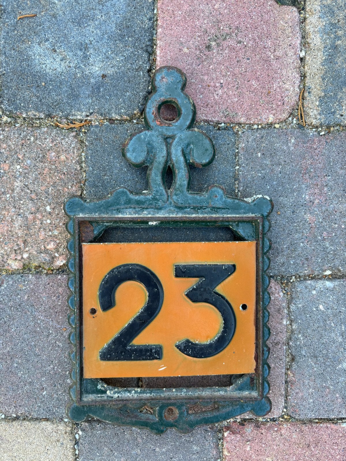 Retro Huisnummer 23 - Gietijzeren Plaat, Vintage, Gebruikt, Meerkleurig, Ophalen of Verzenden