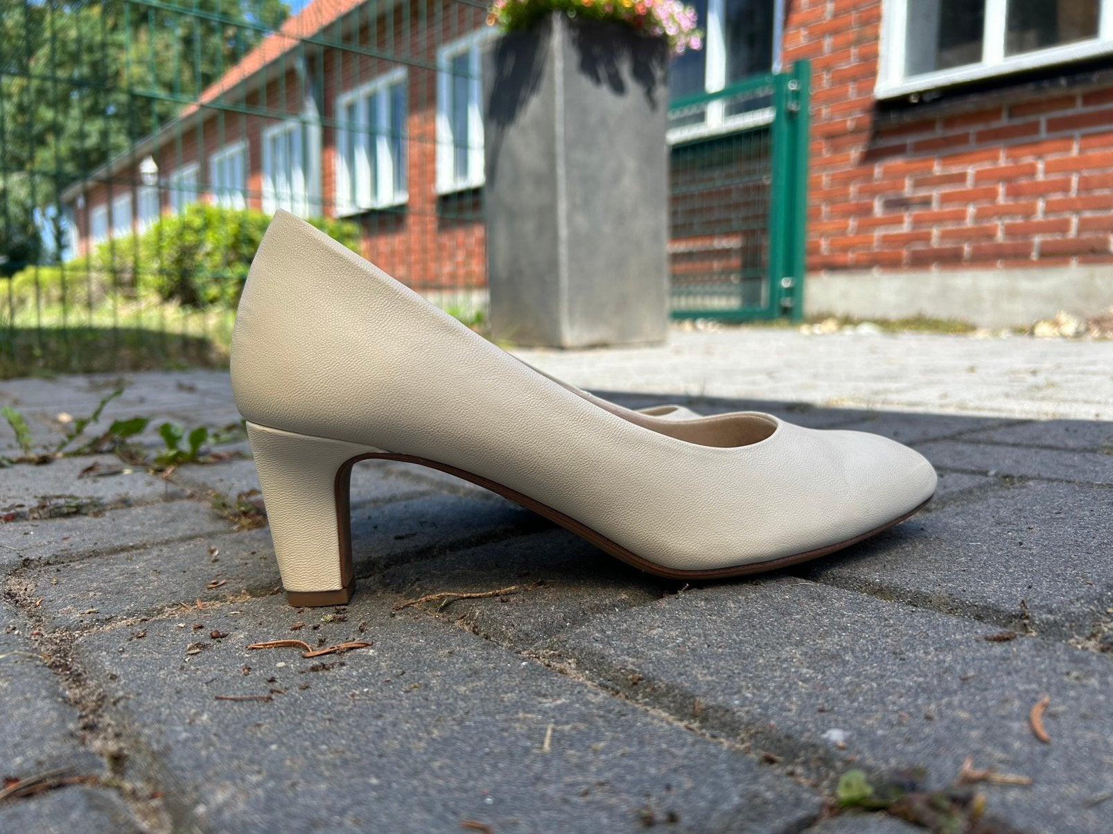 * zo goed als nieuw Tamaris schoenen maat 39 *, Schoenen met lage hakken, Wit, Ophalen of Verzenden, Zo goed als nieuw