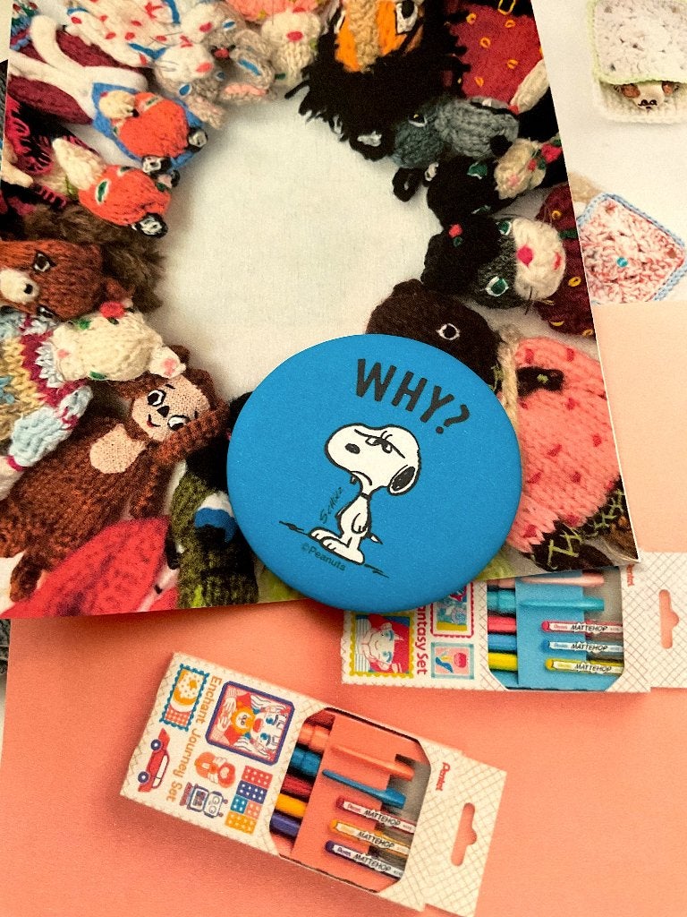 Snoopy Peanuts Comics "Why?" 44MM Button Pin Broche, Verzamelen, Verzenden, Snoopy, Nieuw, Overige typen