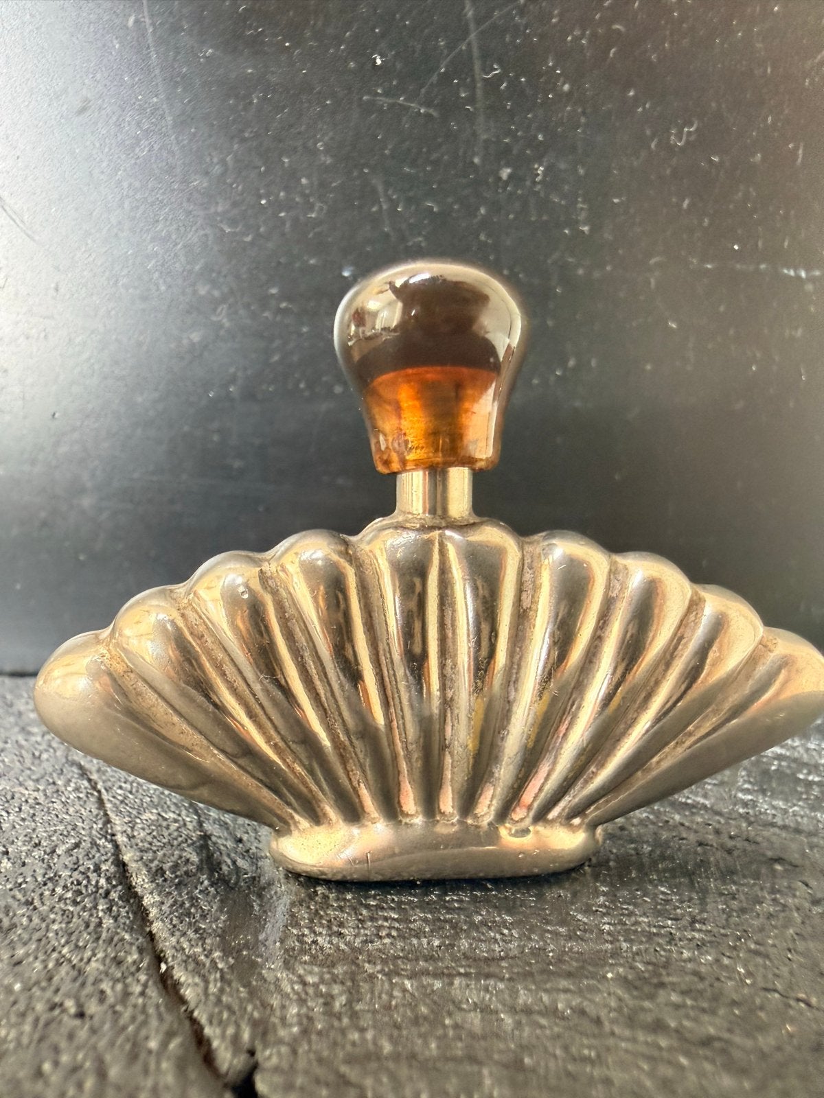 Antiek Parfumflesje Schelpvormig met Amberkleurige Dop, Verzamelen, Parfumverzamelingen, Verzenden
