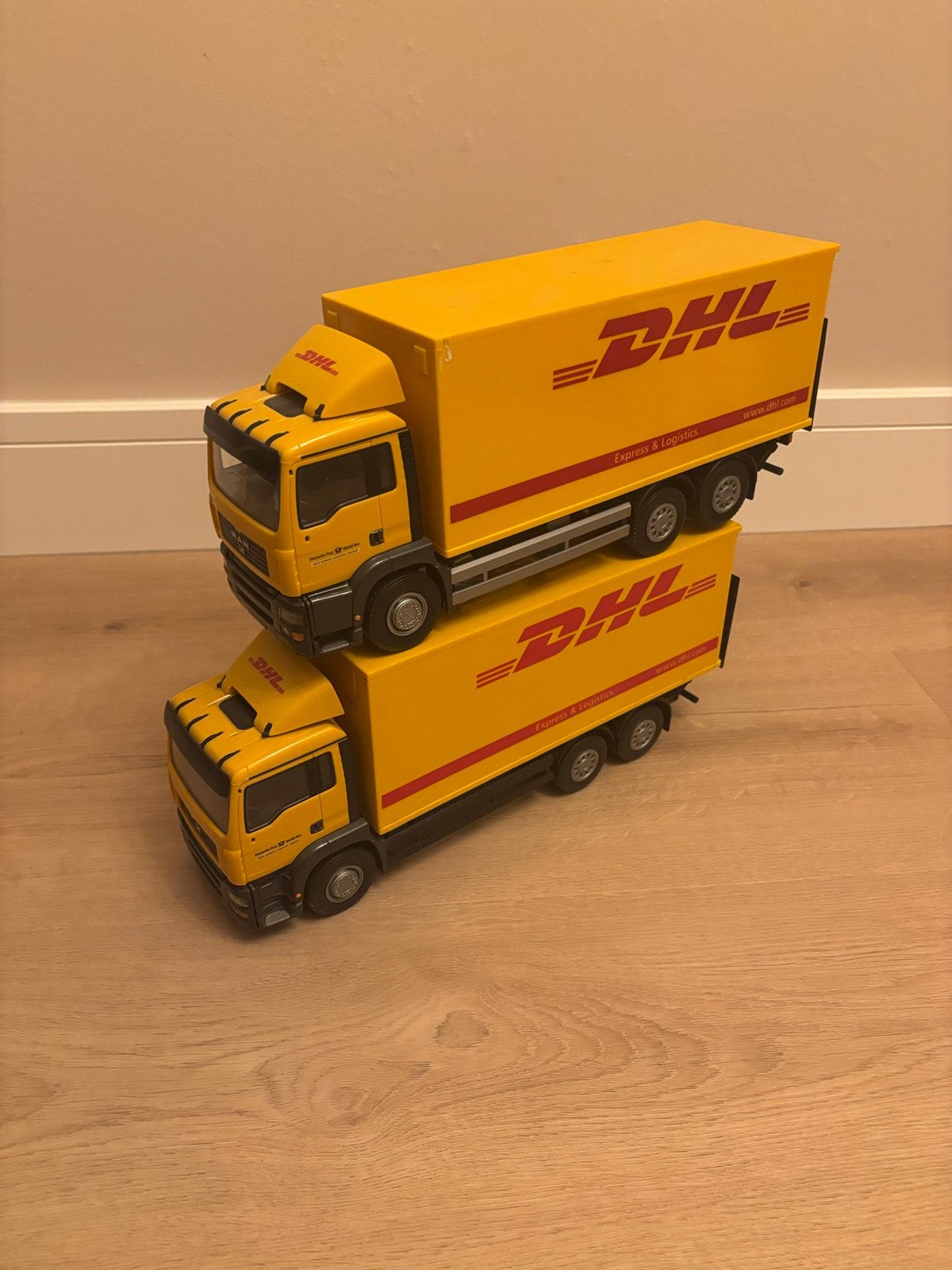 2x MAN TGA 6x2 DHL vrachtwagen model, Ophalen of Verzenden, Zo goed als nieuw, Bus of Vrachtwagen, Overige merken