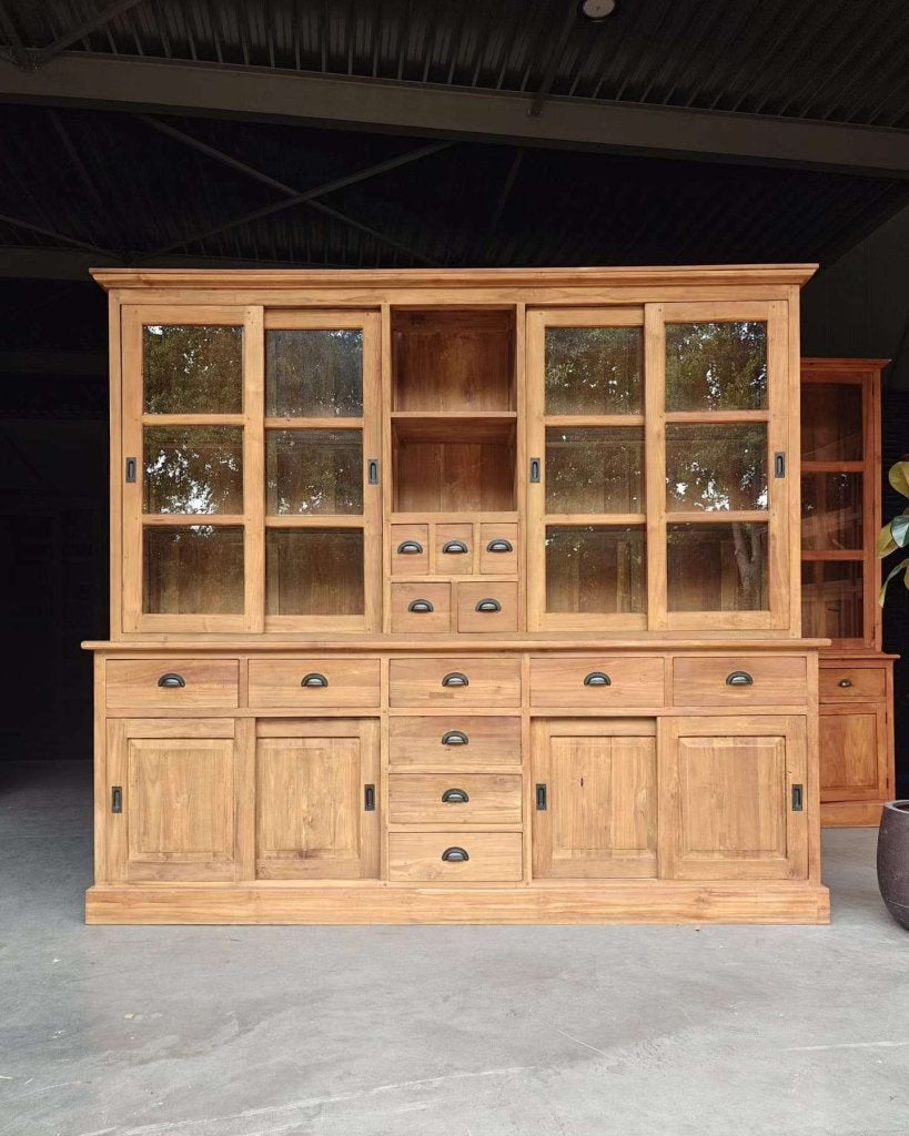 Foto 2 van Grote brede winkelkast | Servieskast gemaakt van teak #3941