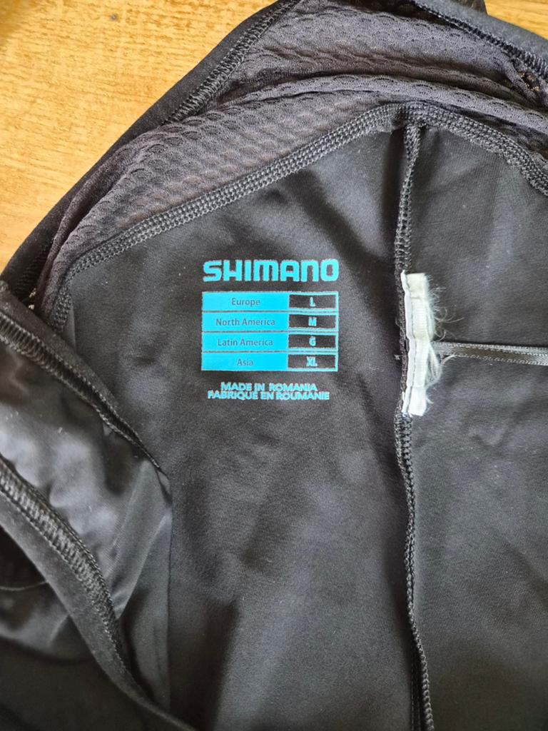 Shimano fietsbroek met bretels - Maat L - Zo goed als nieuw, Fietsen en Brommers, Fietsaccessoires | Fietskleding, Ophalen of Verzenden