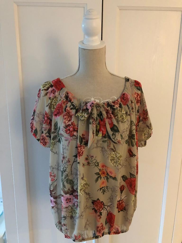 Vrouwelijke dames top Beige Bloem Nieuw!, Kleding | Dames, Maat 38/40 (M), Beige, Nieuw, Ophalen of Verzenden