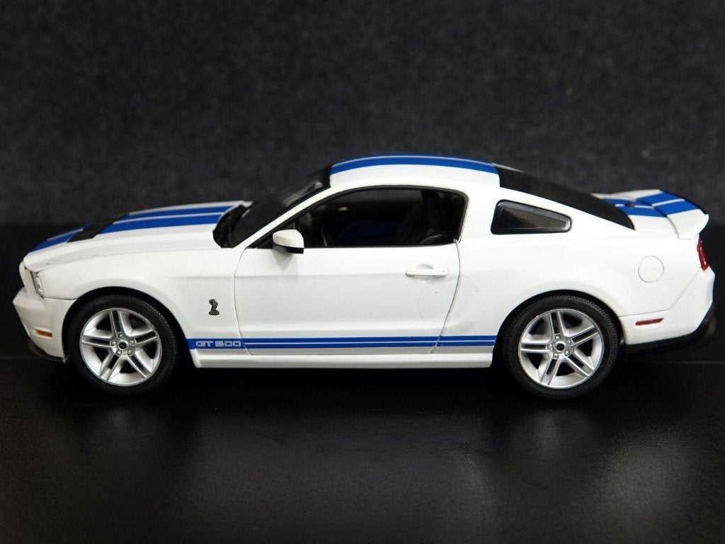 Greenlight 1:18 2011 Shelby GT500 wit-blauw, Hobby en Vrije tijd, Modelauto's | 1:18, Overige merken, Auto, Onbekend, Nieuw