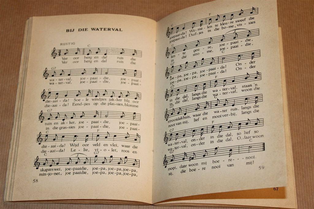 Zonnige Zang — Kampeer- en Trekkersliedjes — Vintage [1952], Ophalen of Verzenden, Gelezen, Artiest
